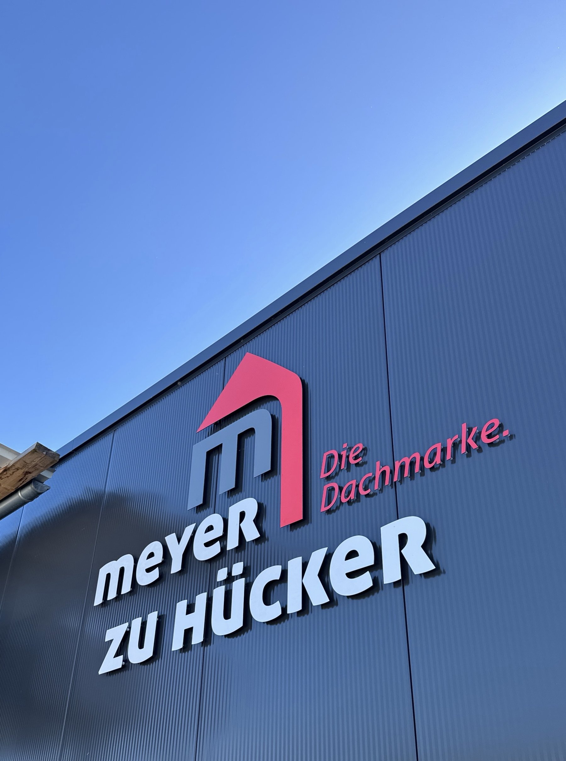 Meyer zu Hücker Logo an der Firmenfassade
