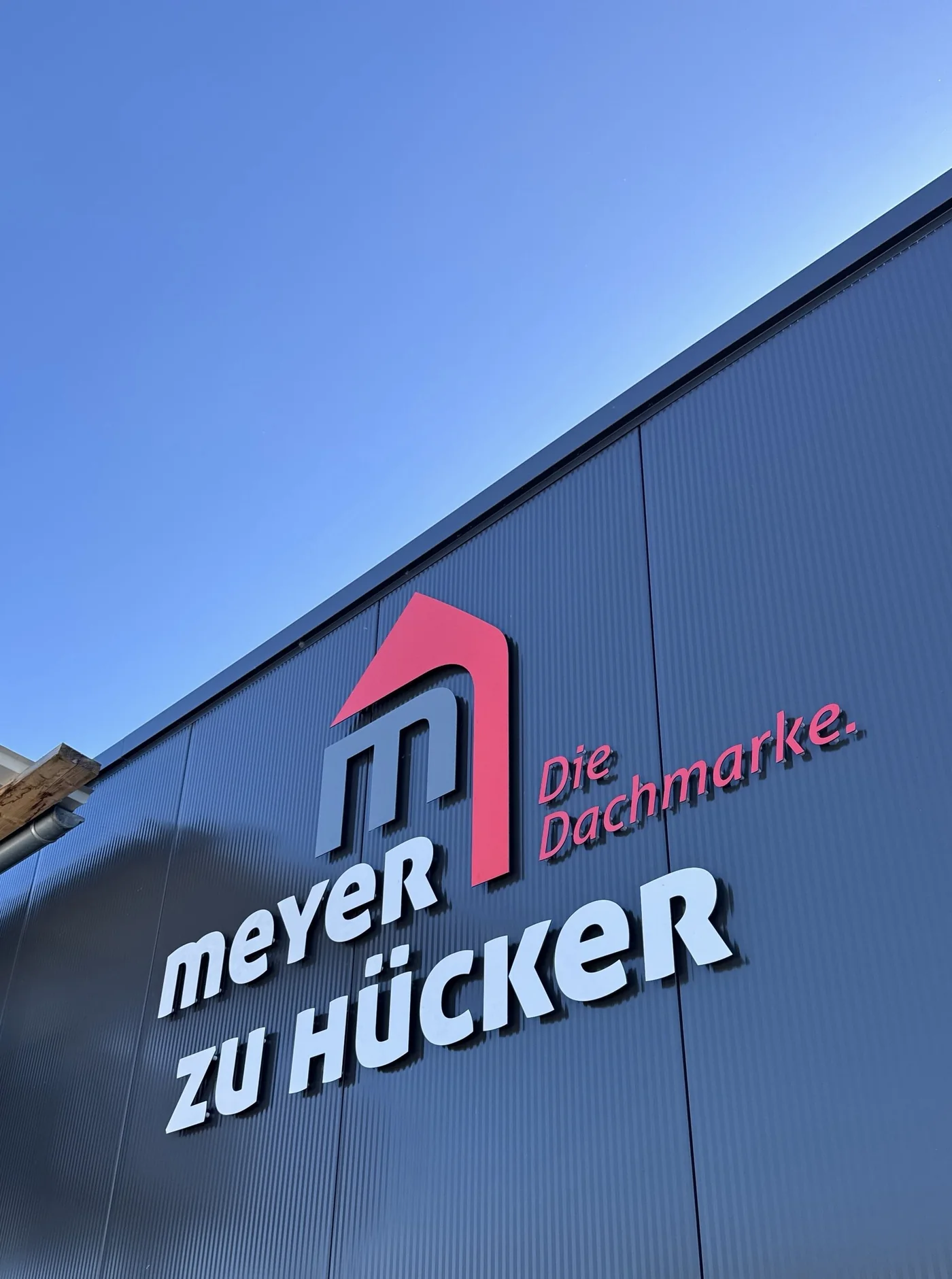 Meyer zu Hücker Logo an der Firmenfassade