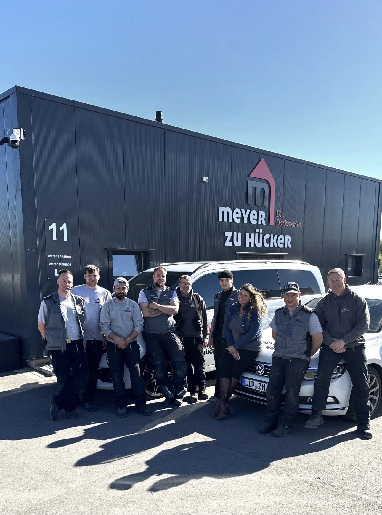 Das Team von Meyer zu Hücker vor dem Firmengebäude in Detmold