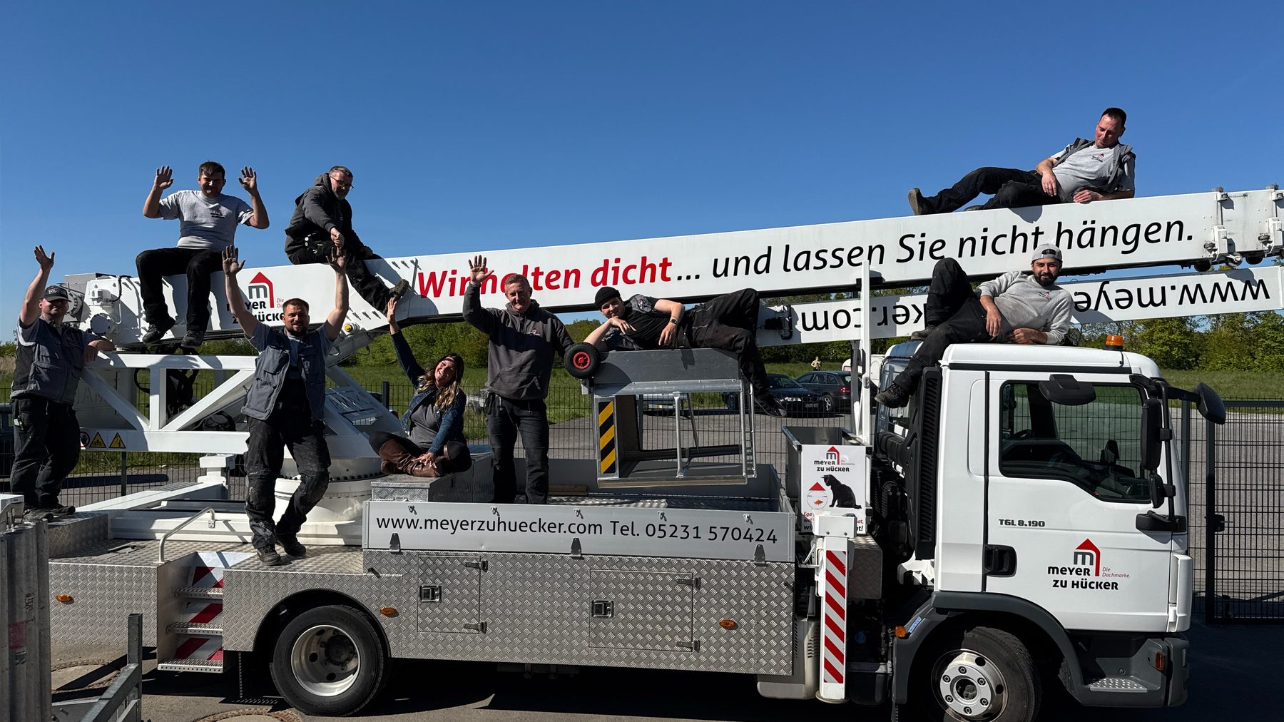 Das Team von Meyer zu Hücker auf dem Kranfahrzeug